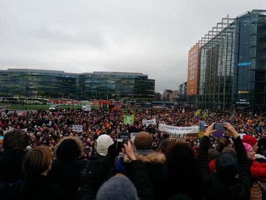 ARTICLE Thousands of people - pro and con - demonstrated on Citizens' Square across from Parliament House. Image: Yle